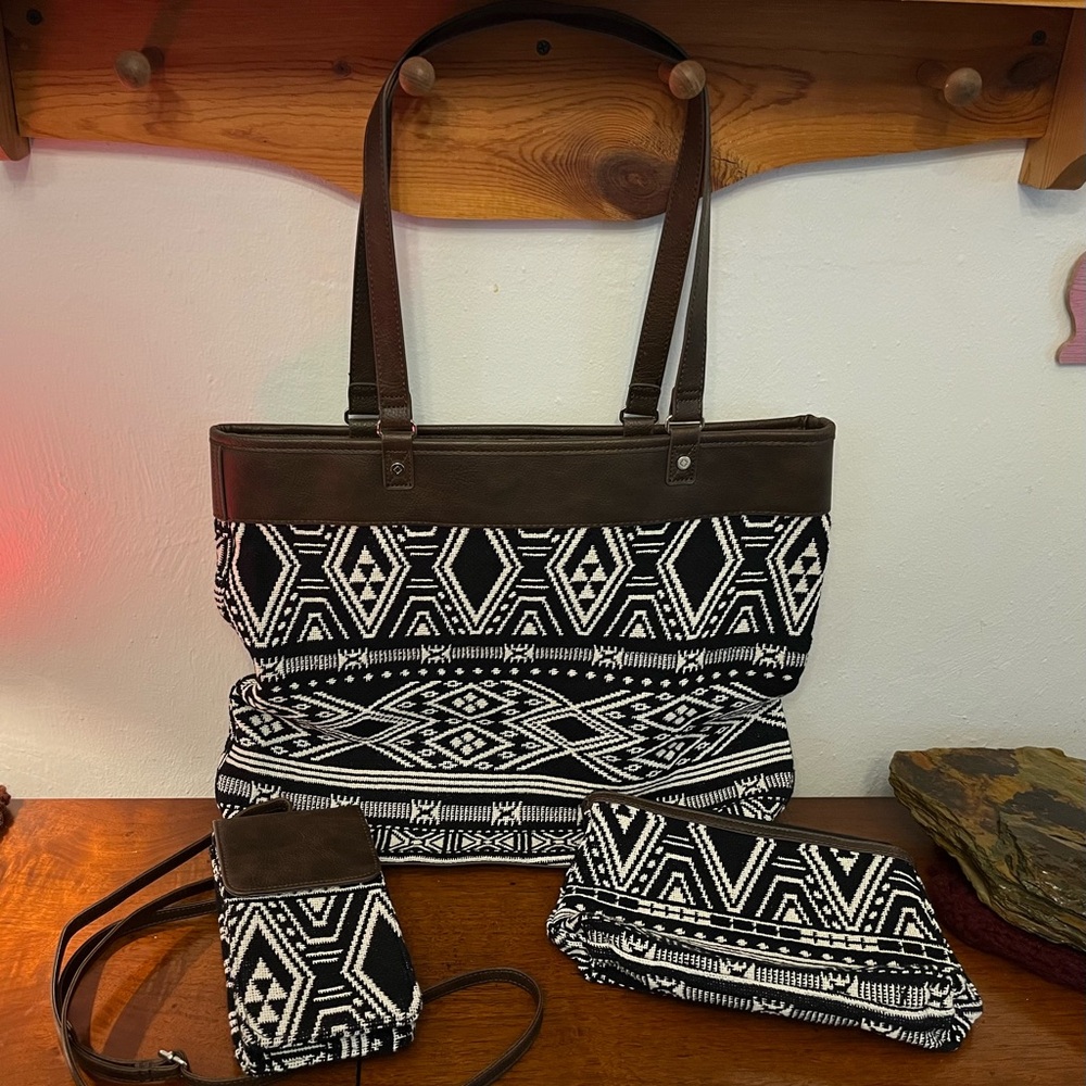 Thirty-One Rio Weave Reversible tote with matching zipper pouch and crossbody